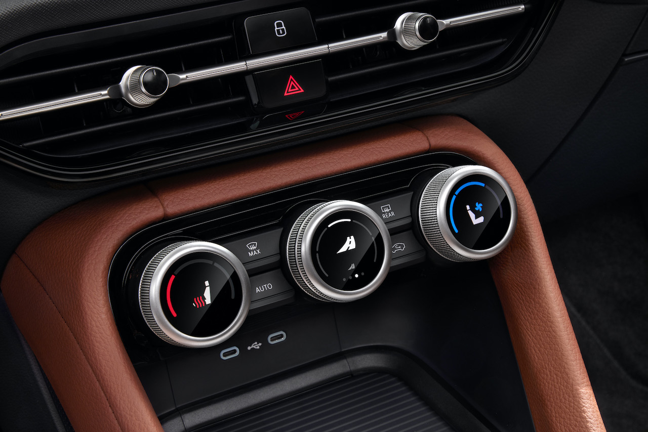 圖2 Kodiaq 車室導入 Smart Dials 智慧旋鈕設計，可直覺控制座椅通風與駕駛模式等功能，將多項車輛設定整合於單一操作介面，提供更直覺且便利的人車互動體驗。
